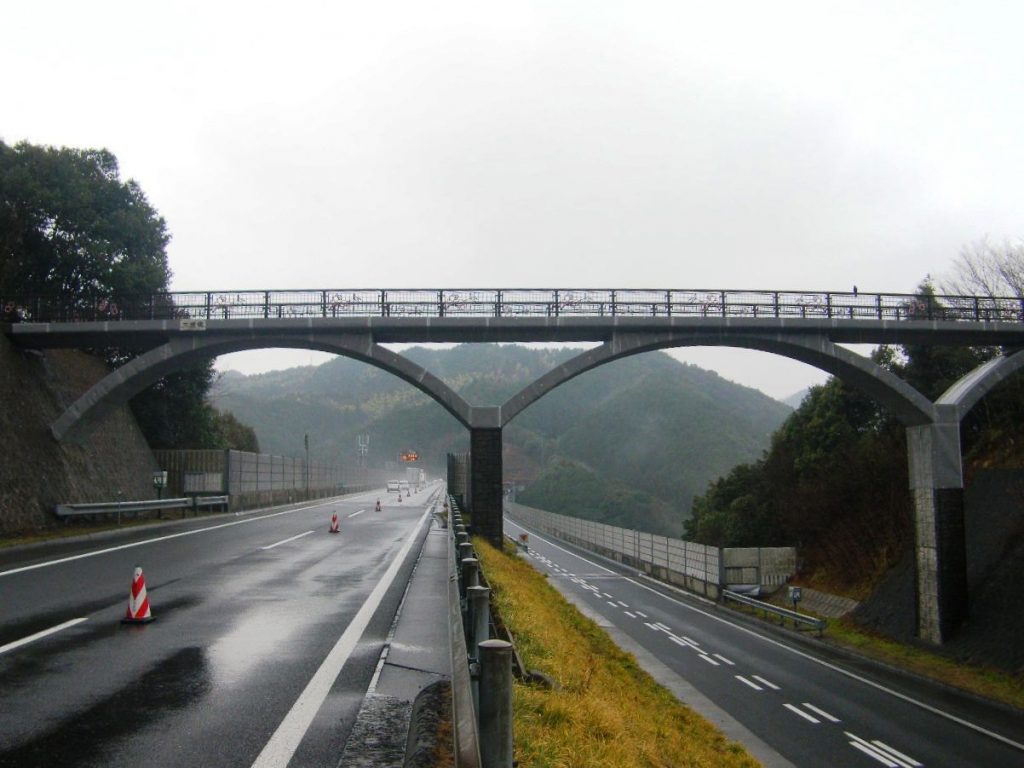 山陽自動車道　山口地区保全工事(徳山事務所管内跨道橋剥落防止対策工)