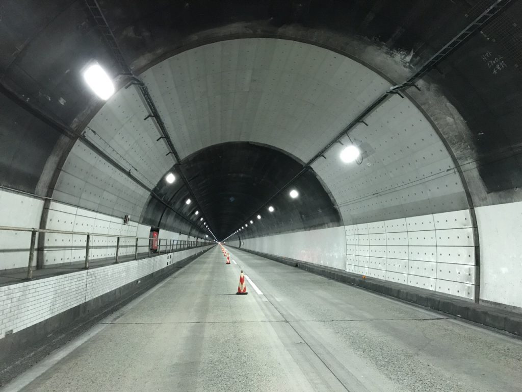 米子自動車道　摺鉢山トンネル他トンネル覆工補強工事